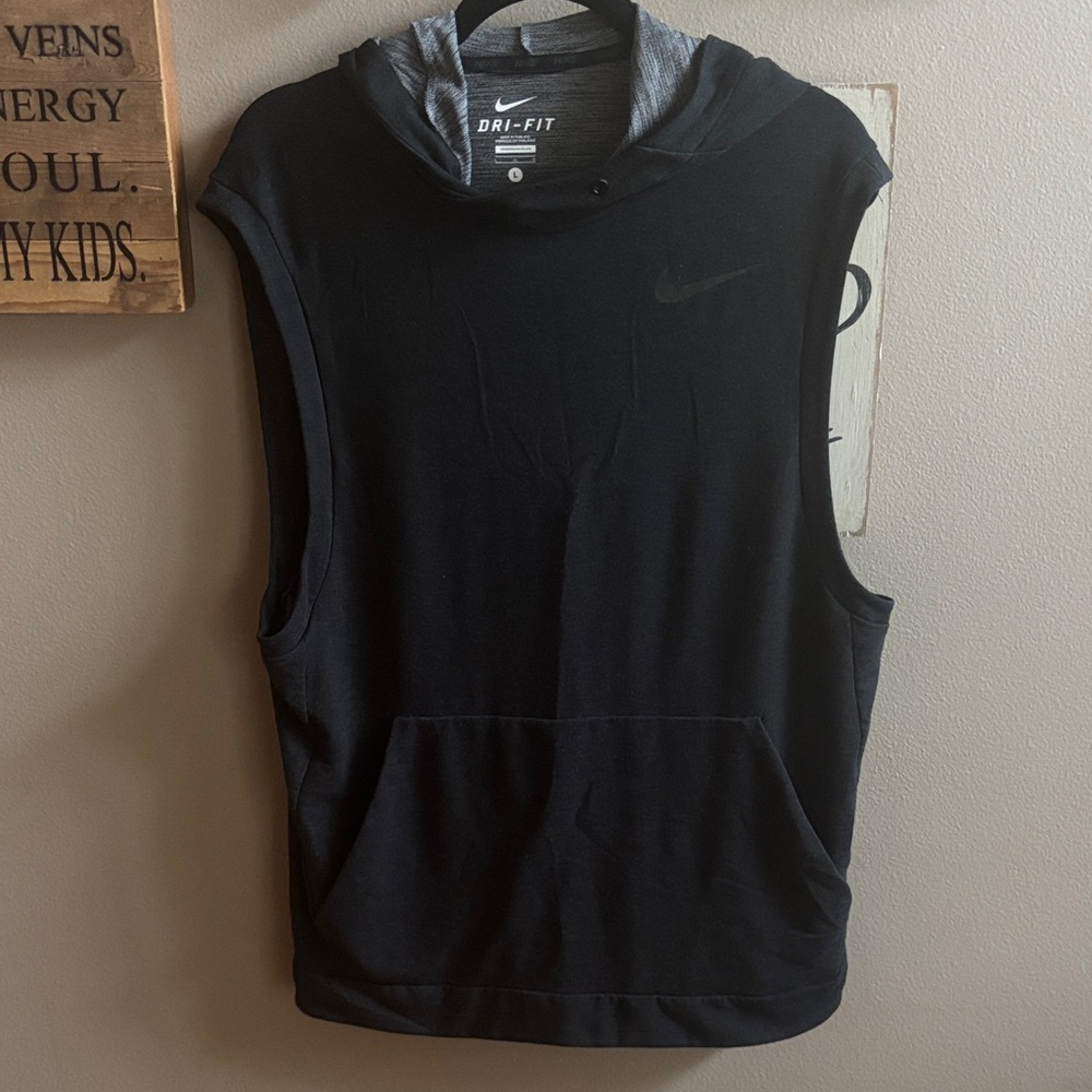 Men’s Nike Black Athletic Sleeveless Top (L)